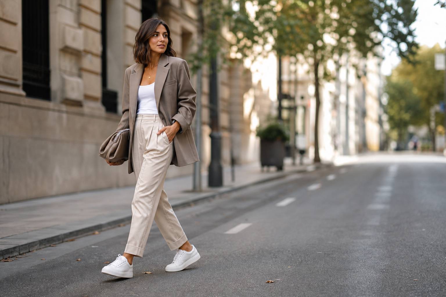 Cómo vestir elegante con zapatillas blancas